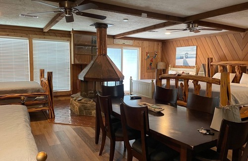 Enchanted Oaks House | Tournament Quiet Retreat ❤, Private Boat Ramp Fisherman's Paradise. Deep water
