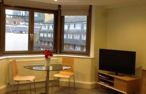 Tower Hill Apartment | Tower Bridge & City Location - Exceptional Bright, Spacious & Modern 1-Bed Flat