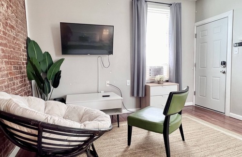 Tower Grove East Apartment | Tower Grove 3rd Floor Studio - 4mi to SLU & Barnes - Shared Laundry Pet Friendly