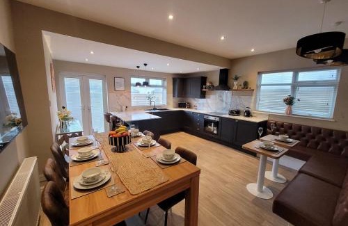 Blackpool House | Tower Suites - HOT TUB sleeps 14