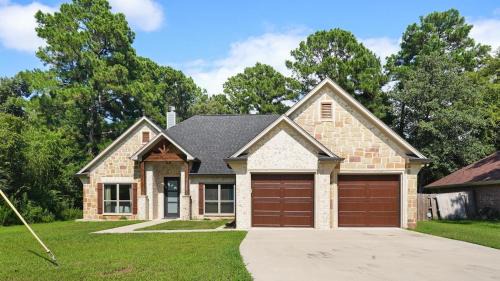 Flint House | Towering Pines - 3 Beds, Near Lake, Huge Backyard