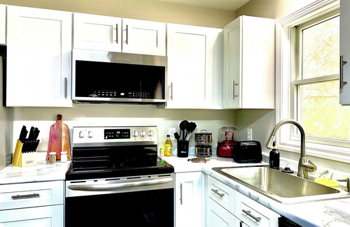 Nashville House | “Town and Around” Charming 3-bedroom townhome in Nashville pet friendly