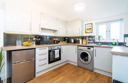 Andover Apartment | Town Center Apartment, 55' Smart TV, Netflix, Amazon Prime TV, Super King Bed
