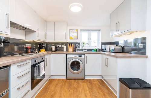 Andover Apartment | Town Center Apartment, 55' Smart TV, Netflix, Amazon Prime TV, Super King Bed