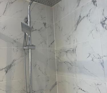 Huntingdon Apartment | town centre 3, 1st floor, king bed entire flat