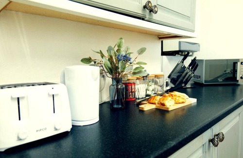 Stafford House | Town Centre House with parking, Wi-Fi