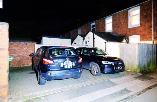 Stafford House | Town Centre House with parking, Wi-Fi