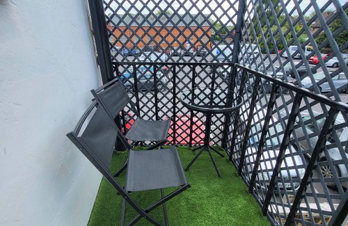 Newbury Apartment | Town Centre Modern 1 Bed Self-contained Apartment