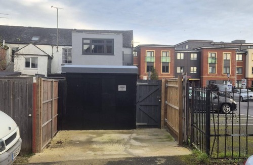 Newbury Apartment | Town Centre Modern 1 Bed Self-contained Apartment