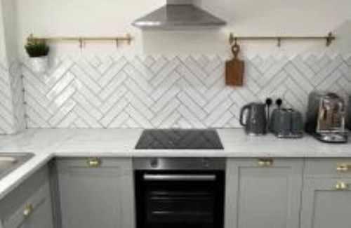 Warwick Apartment | Town centre property with parking/100m from castle
