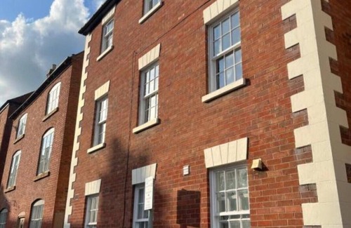 Warwick Apartment | Town centre property with parking/100m from castle