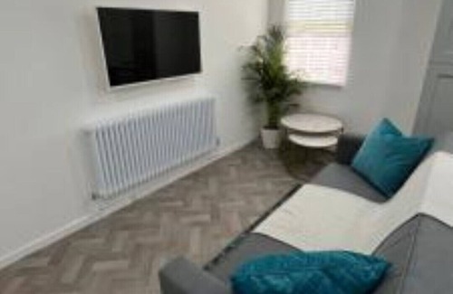 Warwick Apartment | Town centre property with parking/100m from castle