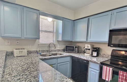 Northeast Virginia Beach House | Town House Beach Escape; minutes to Beach