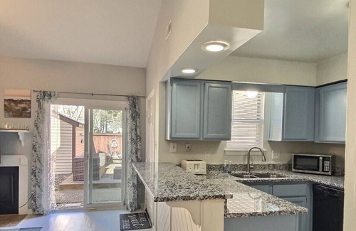 Northeast Virginia Beach House | Town House Beach Escape; minutes to Beach