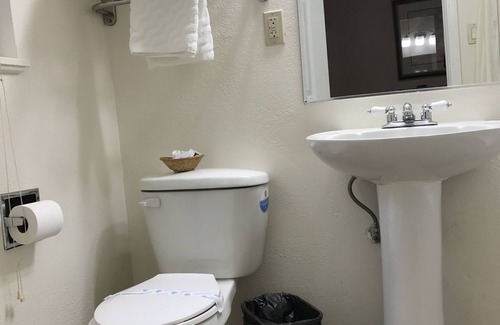 Weed Hotel | Town House Motel