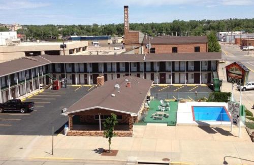 Historic Rapid City Apartment | Town House Motel with Pool near Mt. Rushmore