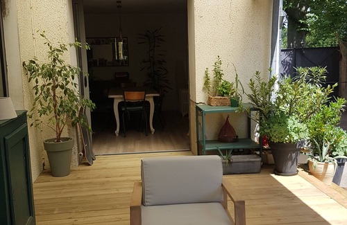 Crest House | Town house with covered terrace and large garden