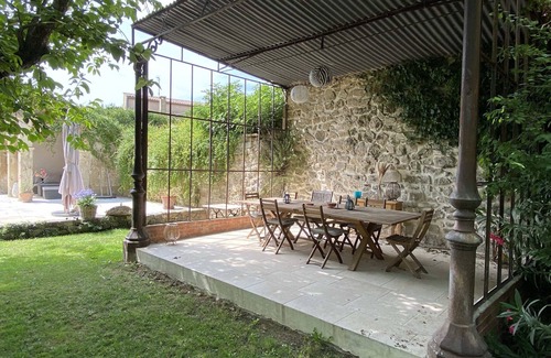 Pelissanne House | Town house with swimming pool and private garden