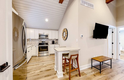 Rehoboth Beach Cottage | Town of Rehoboth Beach dog-friendly cottage with a private pool, washer/dryer