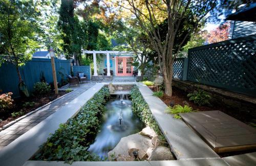 Cliff Walk Bed & Breakfast | Town & Tide Inn
