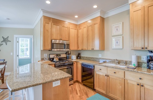 Lincoln Beach House | Townhome Atop Café Boasts Luxurious Amenities, Spacious Sky-High Primary Suite!