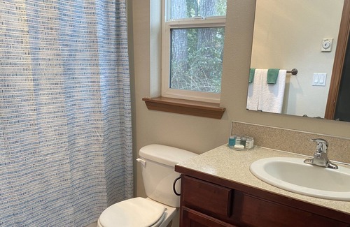 Shelton House | Townhome by the Bay Close to Hoodsport, Olympia and Puget Sound!