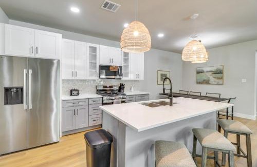 Central Arlington House | Townhome Near ATandT Stadium Great for Game Day!