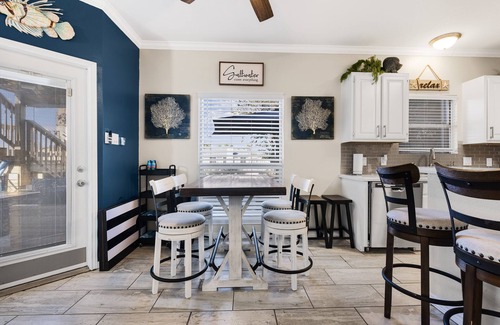 Corpus Christi House | Townhome on the water, green light fishing, pool, arcade machines