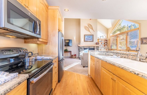 Mountain House House | Townhome w/Private Hot Tub & Balcony w/Mountain Views, Short Walk to Lifts!