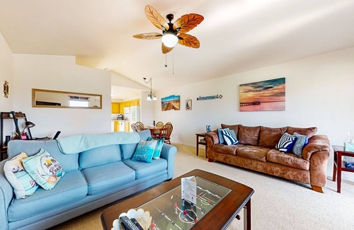 Lincoln City House | Townhome within walking distance of the beach with balconies & W/D