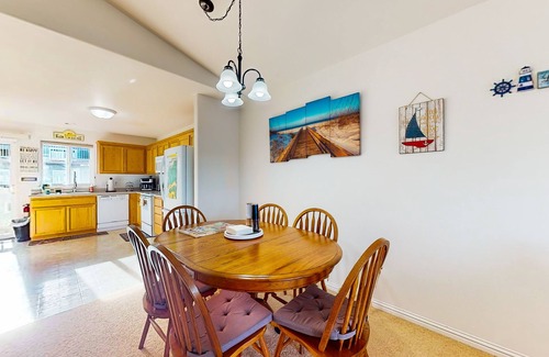 Lincoln City House | Townhome within walking distance of the beach with balconies & W/D