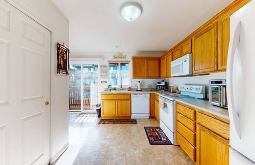 Lincoln City House | Townhome within walking distance of the beach with balconies & W/D