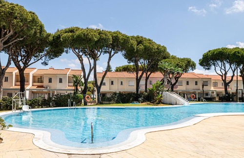 Poblado Sancti Petri House | Townhouse near La Barrosa Beach with communal pool