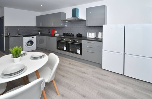 Hanley House | Townhouse @ 24 Brunswick Place - 6 Bedroom House