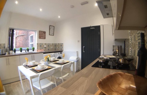 Crewe House | Townhouse @ 87 Walthall Street Crewe - Whole 5 Bedroom House