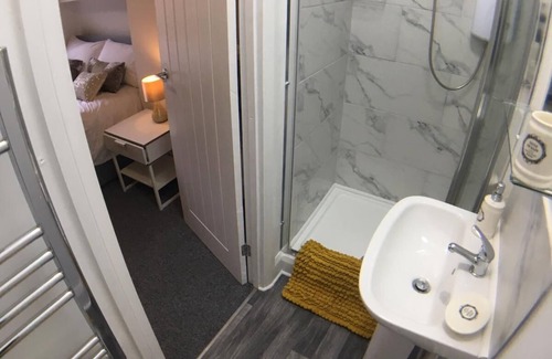 Crewe House | Townhouse @ 87 Walthall Street Crewe - Whole 5 Bedroom House