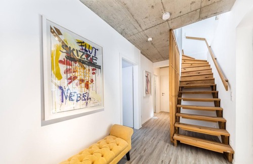 Krems an der Donau House | Townhouse "Art Collection" with Terrace, private Parking, King Bed and Air Conditioning