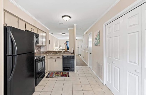 Seven Oaks Condo | Townhouse, Airport, Downtown, 2 TVs, Wi-Fi