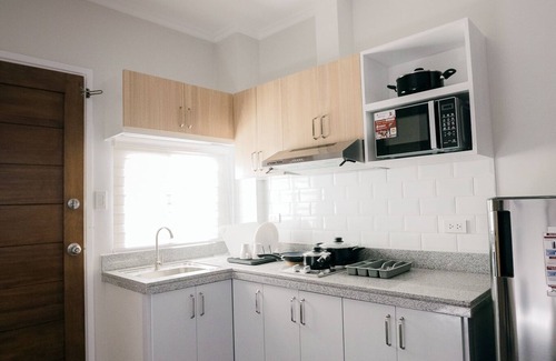 Balibago House | Townhouse/Apartment in Angeles city near Clark with AC, Wifi, and Netflix.