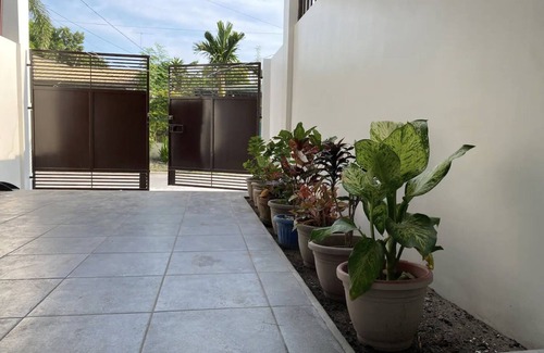 Balibago Apartment | Townhouse/Apartment-Angeles City.AC|Netflix|WIFI