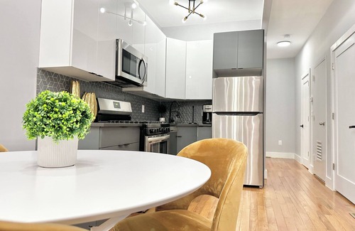 Mott Haven House | Townhouse Castle minutes to the center of NYC + Parking + Laundry + Fast WiFi