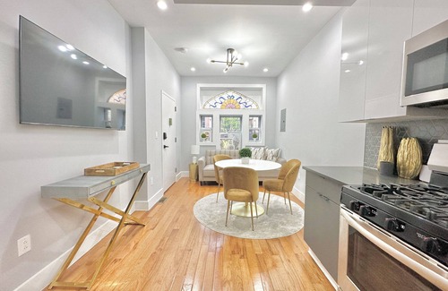 Mott Haven House | Townhouse Castle minutes to the center of NYC + Parking + Laundry + Fast WiFi