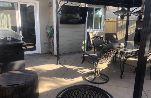 North Tustin House | Townhouse close to it all