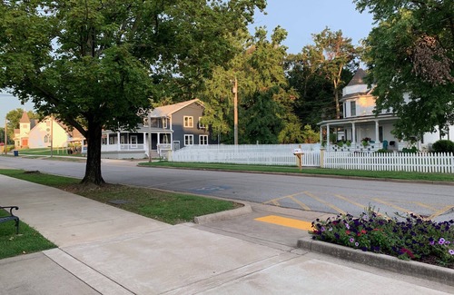 Siloam Springs Apartment | Townhouse Downtown Siloam Springs-Sleeps 5