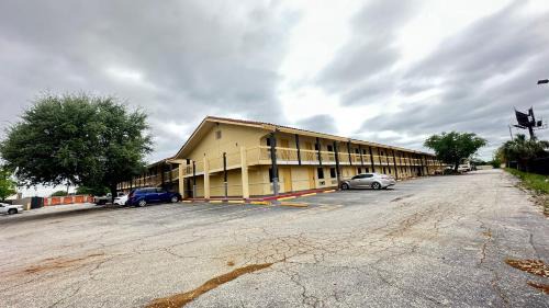 North San Antonio - SAT Hotel | Townhouse Garden Inn & Suites San Antonio I 35
