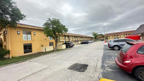 North San Antonio - SAT Hotel | Townhouse Garden Inn & Suites San Antonio I 35