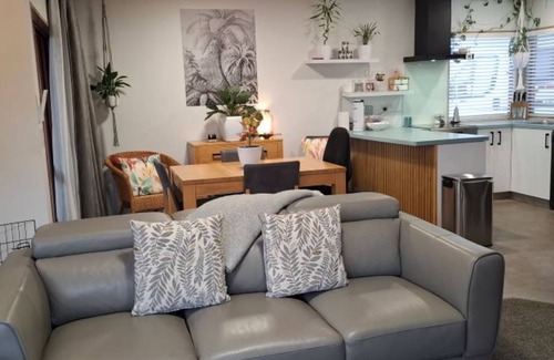 Nelson South House | Townhouse Haven - Modern, Spa, close to Nelson Central! Pets welcome.
