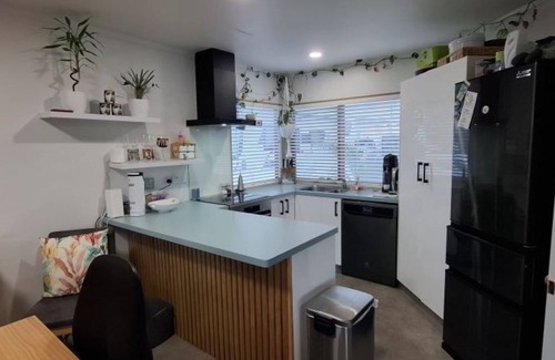Nelson South House | Townhouse Haven - Modern, Spa, close to Nelson Central! Pets welcome.