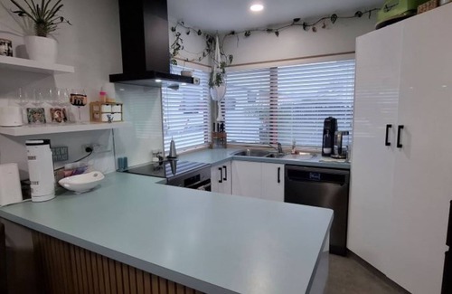 Nelson South House | Townhouse Haven - Modern, Spa, close to Nelson Central! Pets welcome.