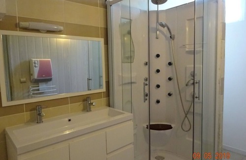 Viviers House | Townhouse ideal for group of workers